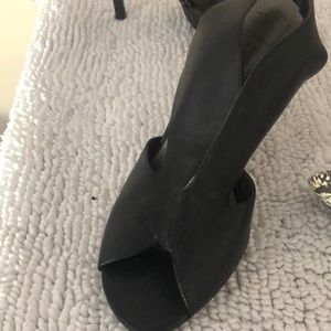 Gorgeous Brand New Moda Heels Black leather